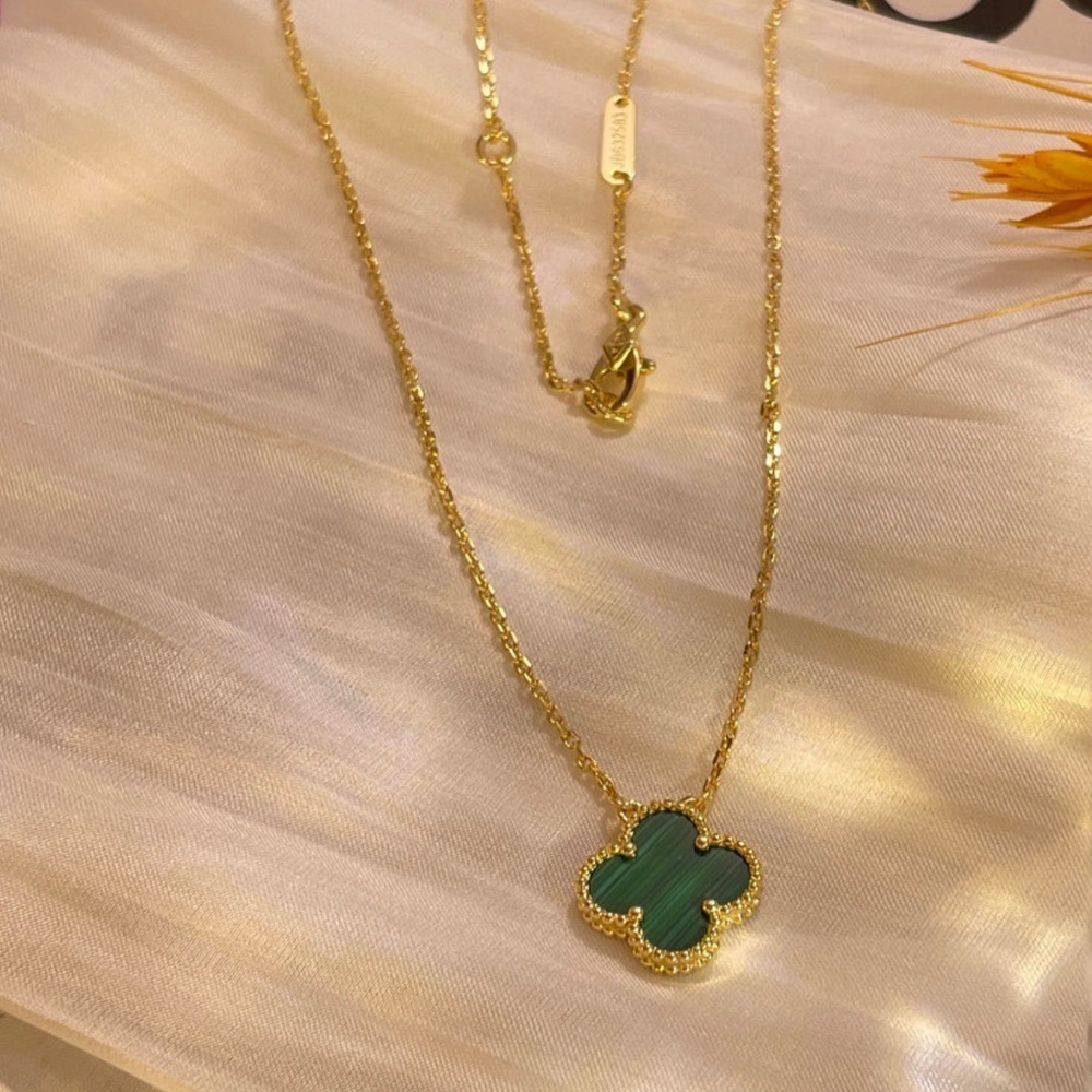 Clover necklace - Picture 3 of 3